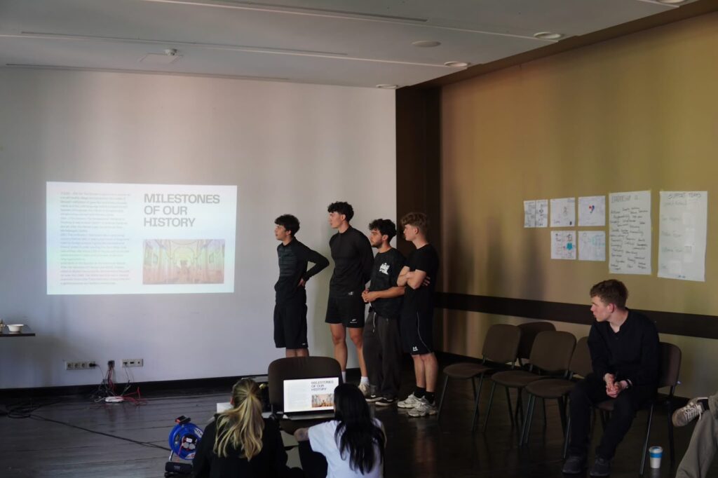 Il gruppo KRAP presenta la storia dell'Italia durante Move, Lead, Succeed