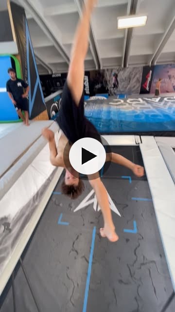 Video Instagram: Davide e il salto in avanti in cinque livelli all'Airparc