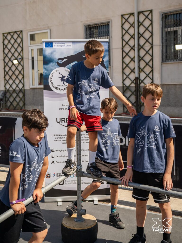 Gara ragazzi e workshop davanti al roll-up URBANLeap