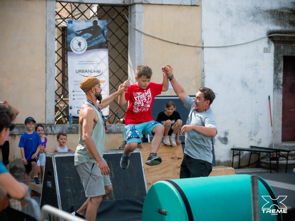 Gara ragazzi e workshop davanti al roll-up URBANLeap